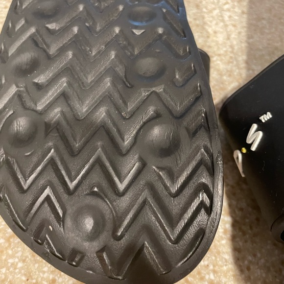 COPY - FRIENDS sliders, NEW W/O tag, size 9, excellent condition, never worn. - Picture 6 of 8